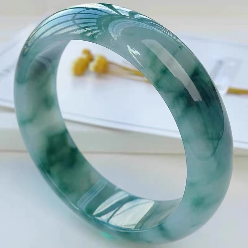 Bracelets - IJsjadeiet armband uit Myanmar, een cadeau