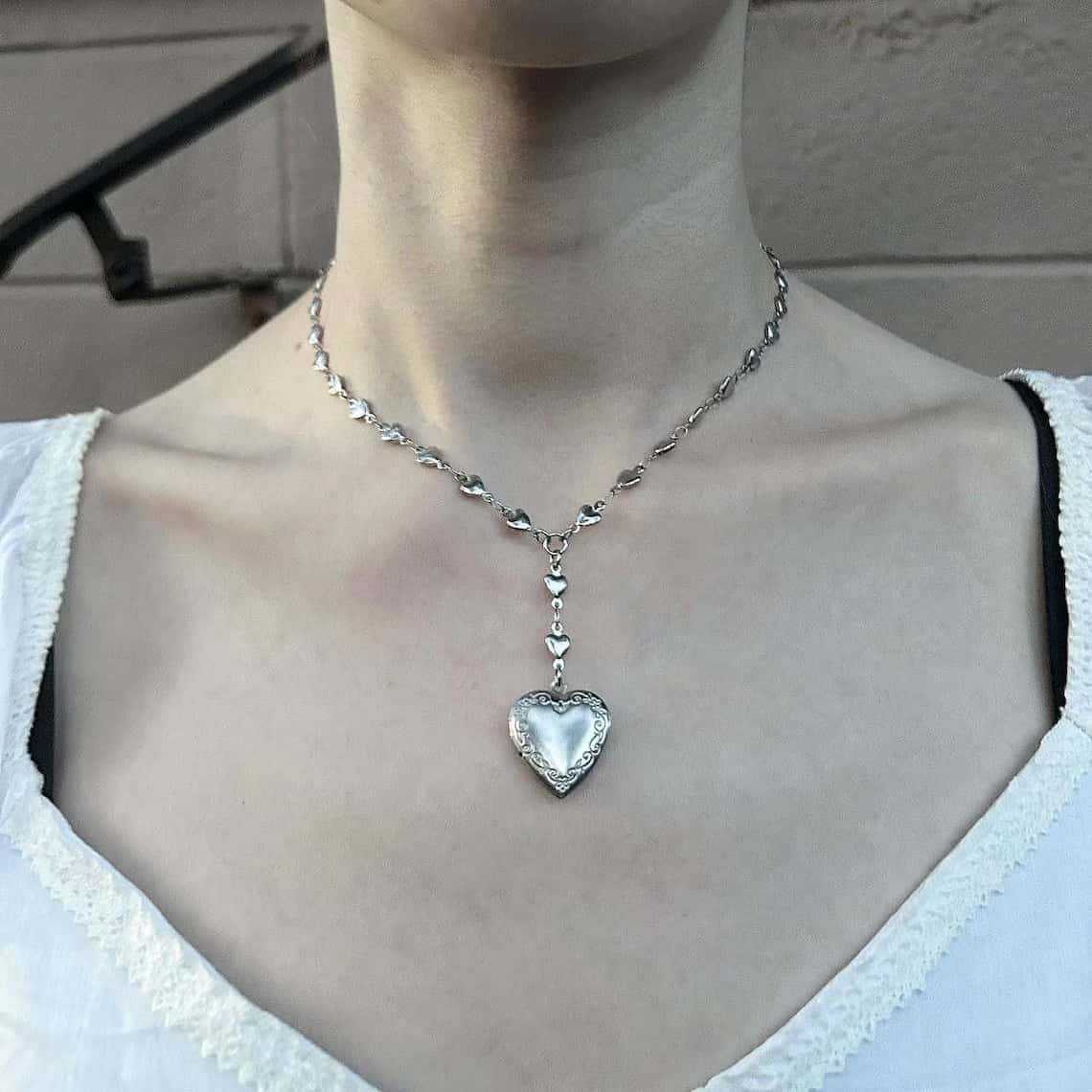 Heart Locket Necklace Photo - Rozenkrans Lariat ketting met hart medaillon