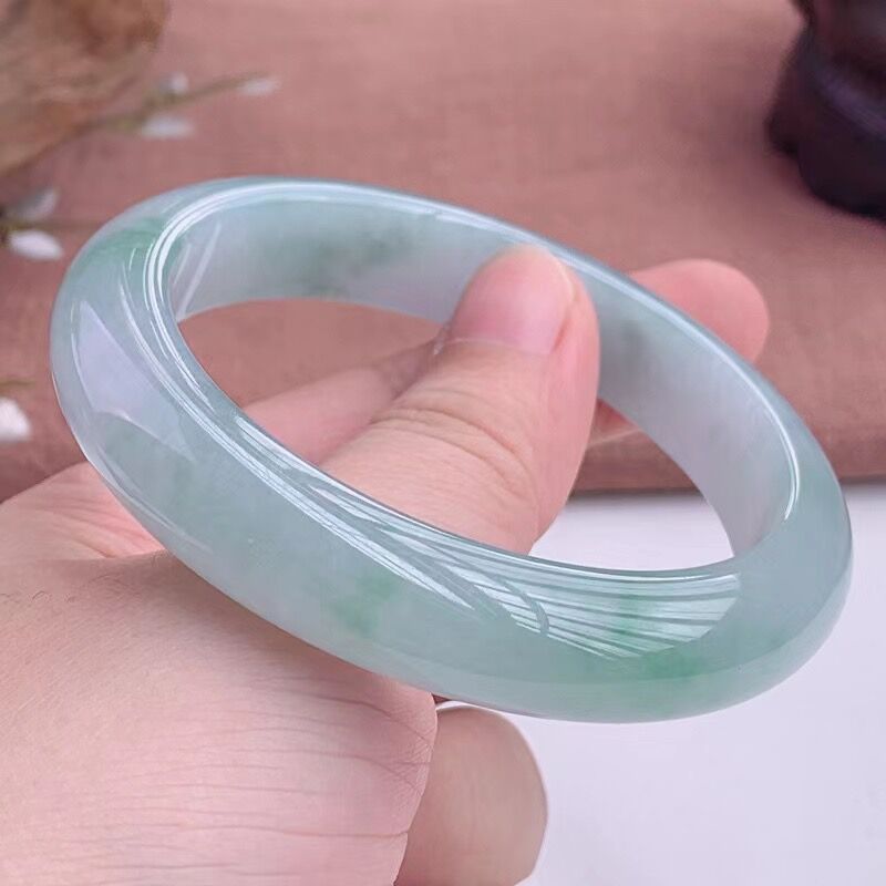 Bracelets - Myanmar, enkelkleurige - lichtgekleurde olie-jade armband,