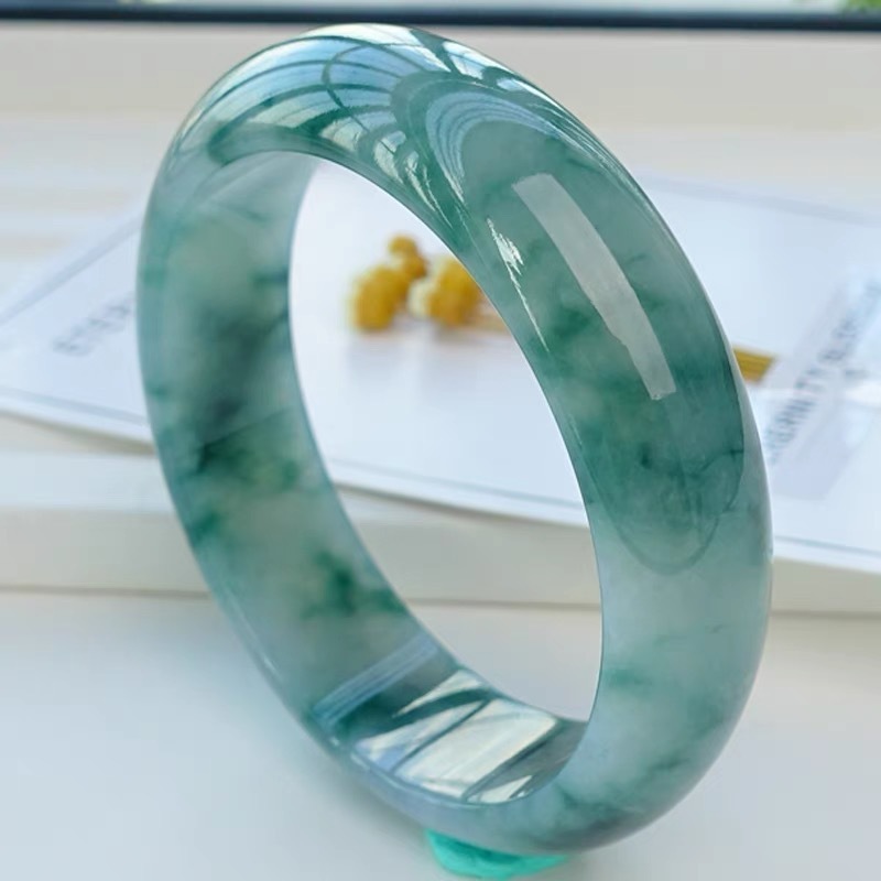 IJsjadeiet armband uit Myanmar - Bracelets recensie en prijs