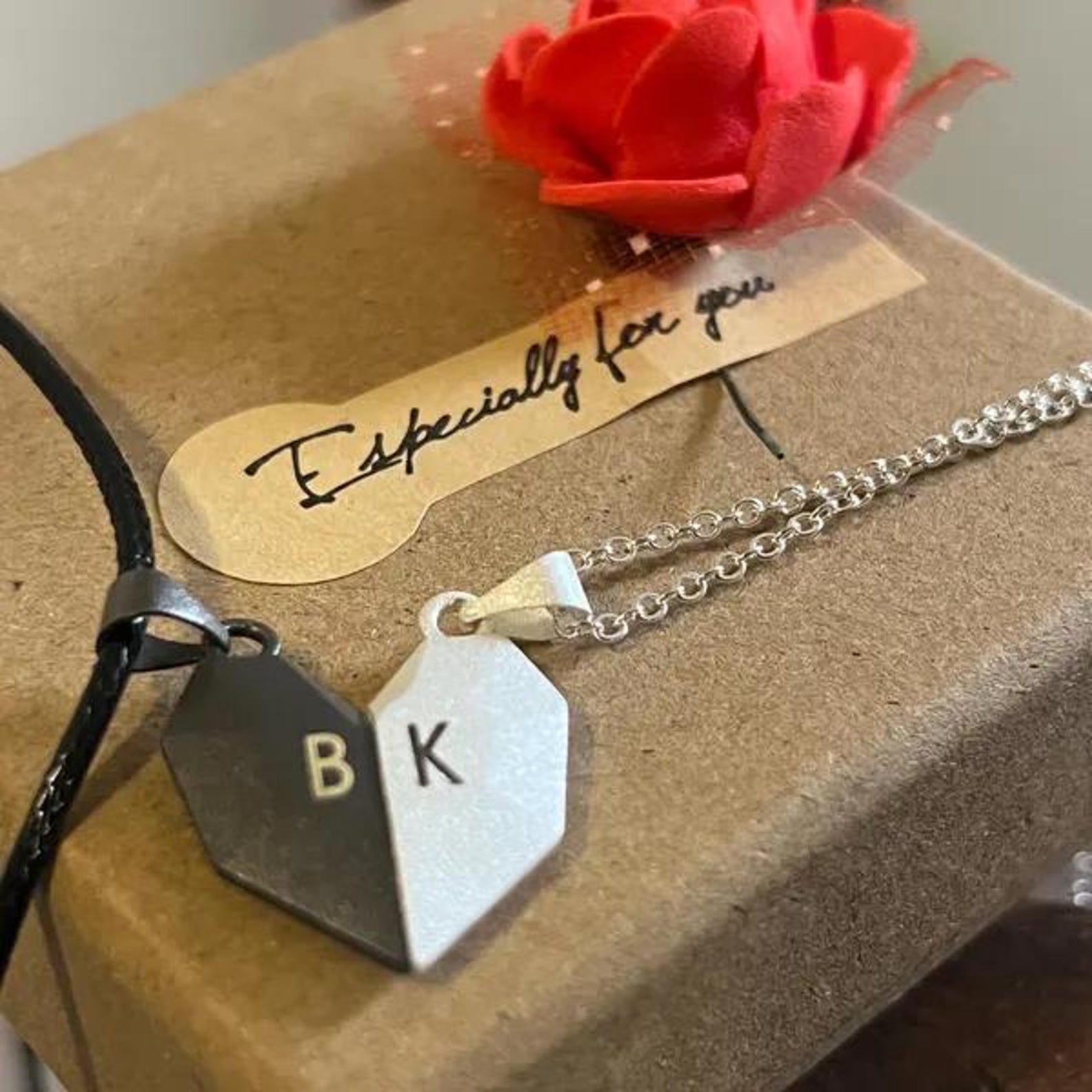 Gepersonaliseerde magnetische  - Magnetic Couple Matching Necklaces recensie en prijs