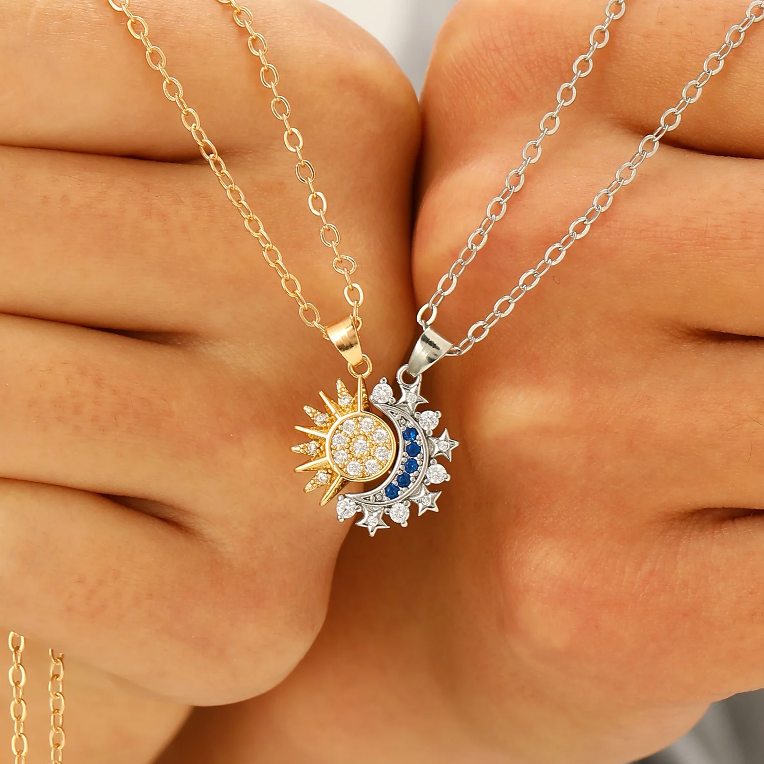 Mode Glanzende Strass Zon Maan - Magnetic Couple Matching Necklaces recensie en prijs