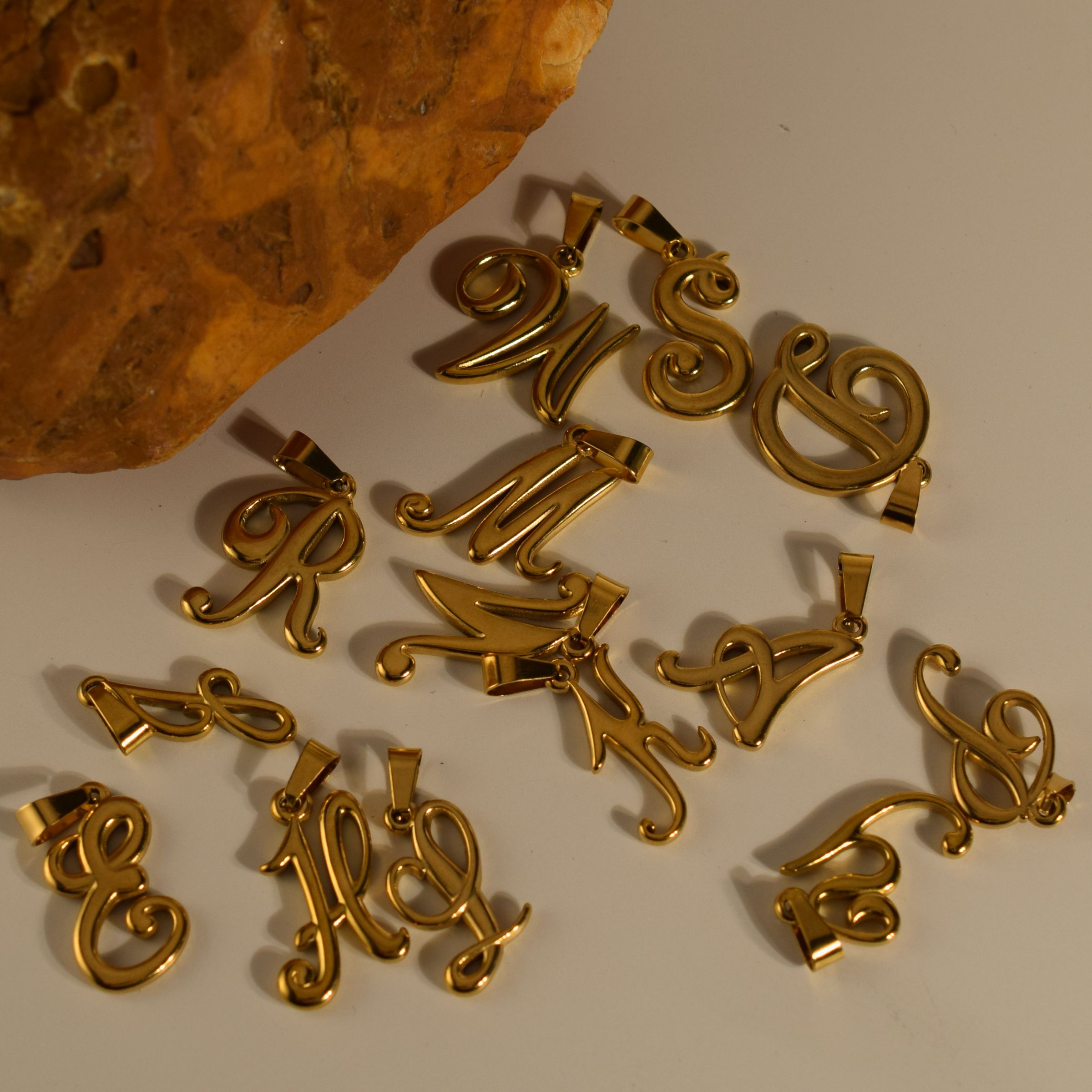 18k gouden roestvrijstalen vin - Initial Letter Necklace 18K Gold recensie en prijs