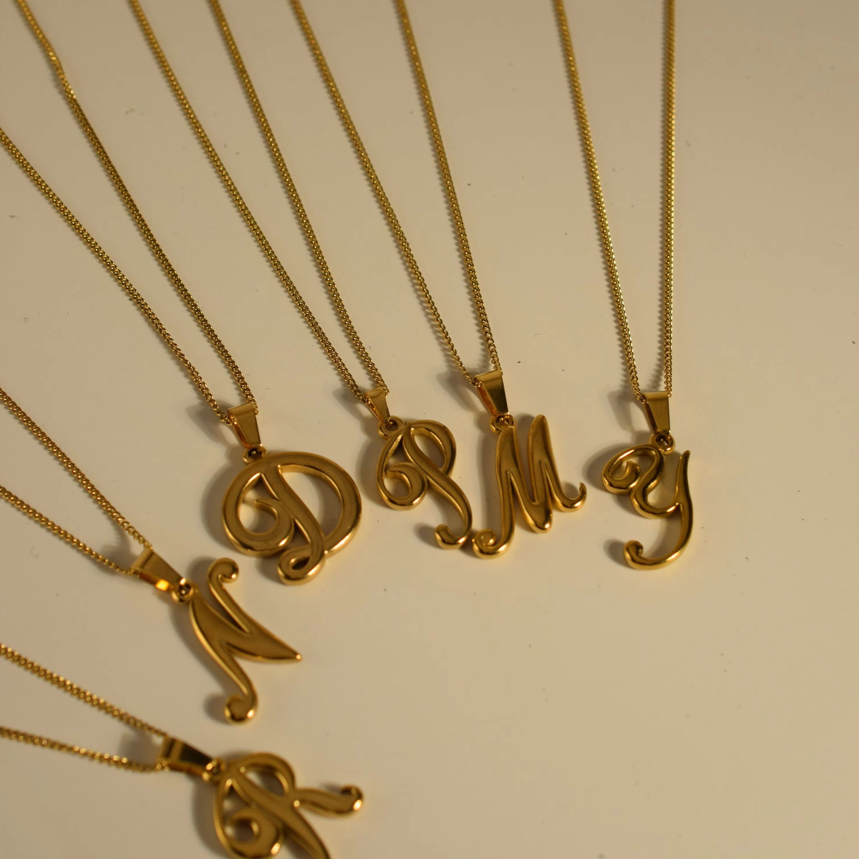 18k gouden roestvrijstalen vin - Initial Letter Necklace 18K Gold recensie en prijs